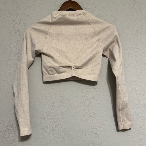 Women's Gymshark Cream Long Sleeve Cropped Workout Top - Picture 6 of 9